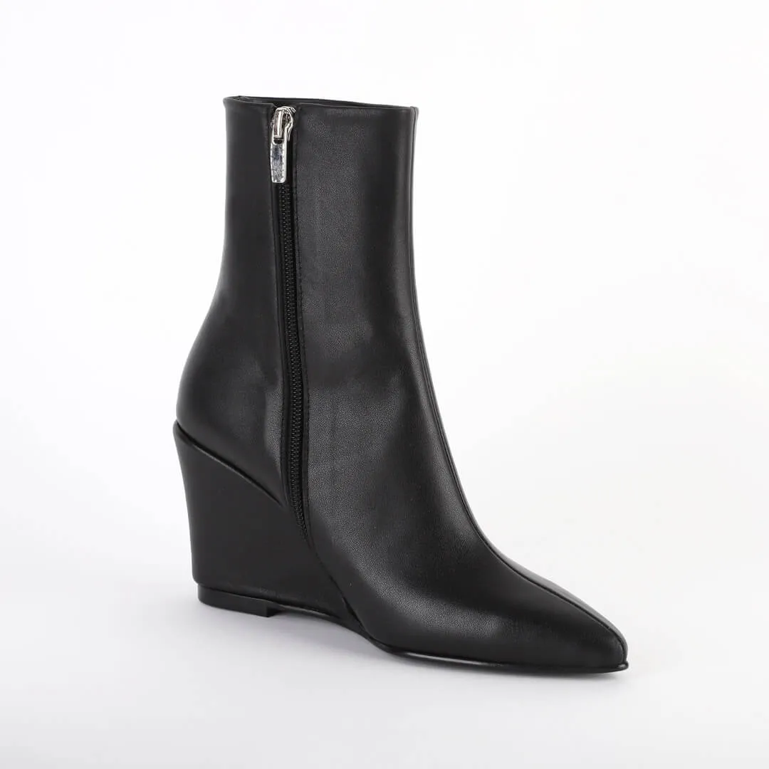 LAGOA - point toe ankle boot